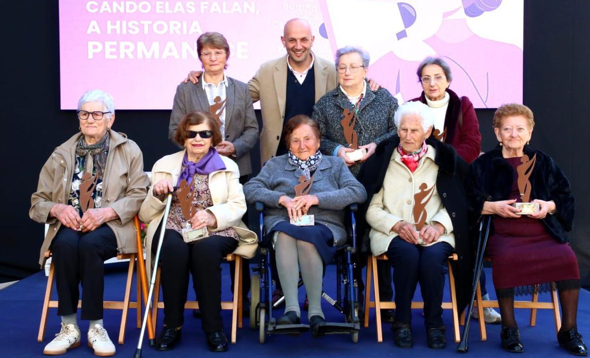 El alcalde de Porriño, Alejandro Lorenzo, junto a las nueve mujeres homenajeadas por el 8-M.