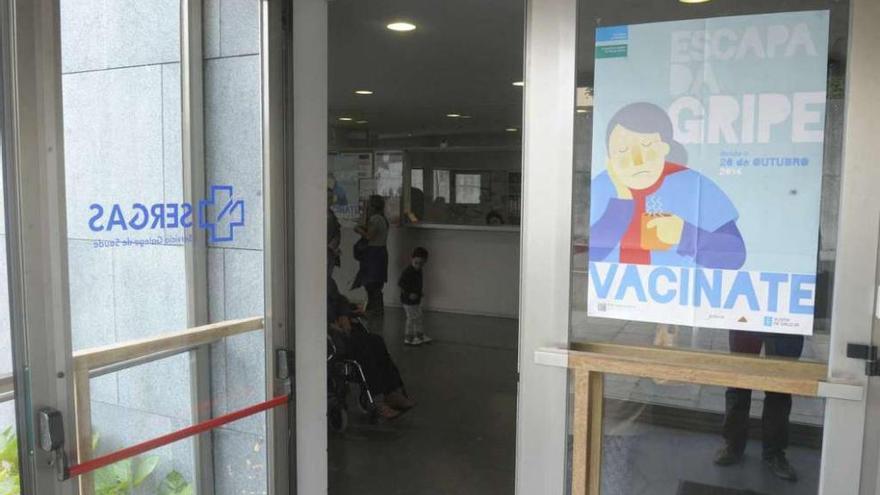 Un cartel anuncia el inicio de la campaña de vacunación contra la gripe, ayer, en el ambulatorio de Elviña. víctor echave