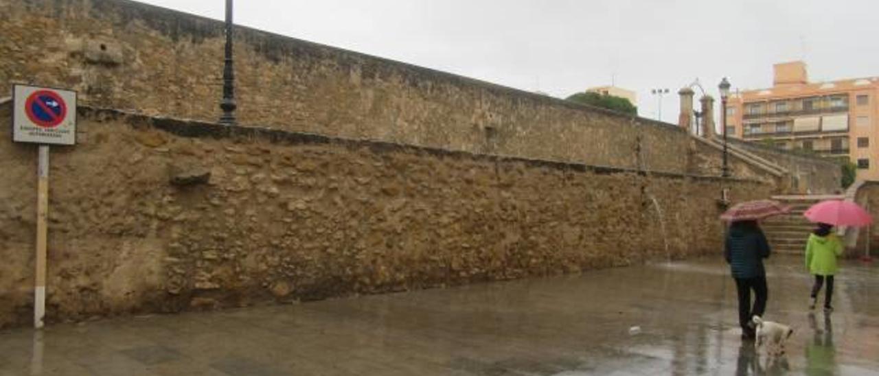 Murete de la plaza Rei Jaume I, donde probablemente se halle, la entrada que conduce a los silos 37 y 38.