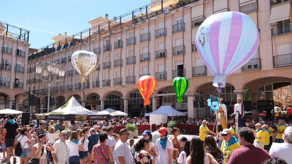 La suelta de globos se celebra en la Plaza Mayor de Elda al finalizar la traca.