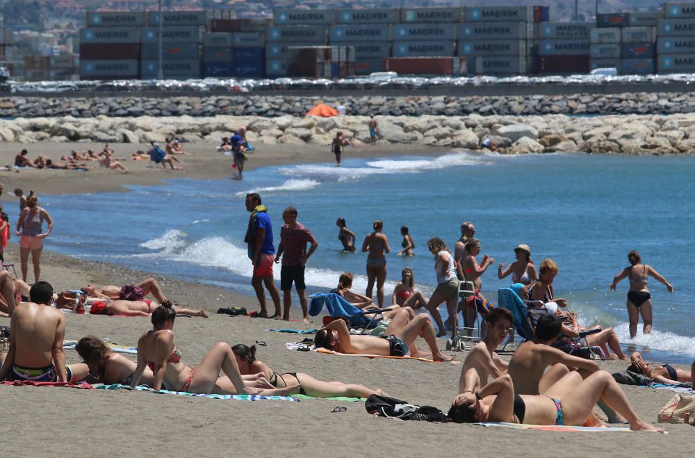 Comienzan las labores de limpieza de las playas de Málaga capital antes del inicio de la temporada de verano