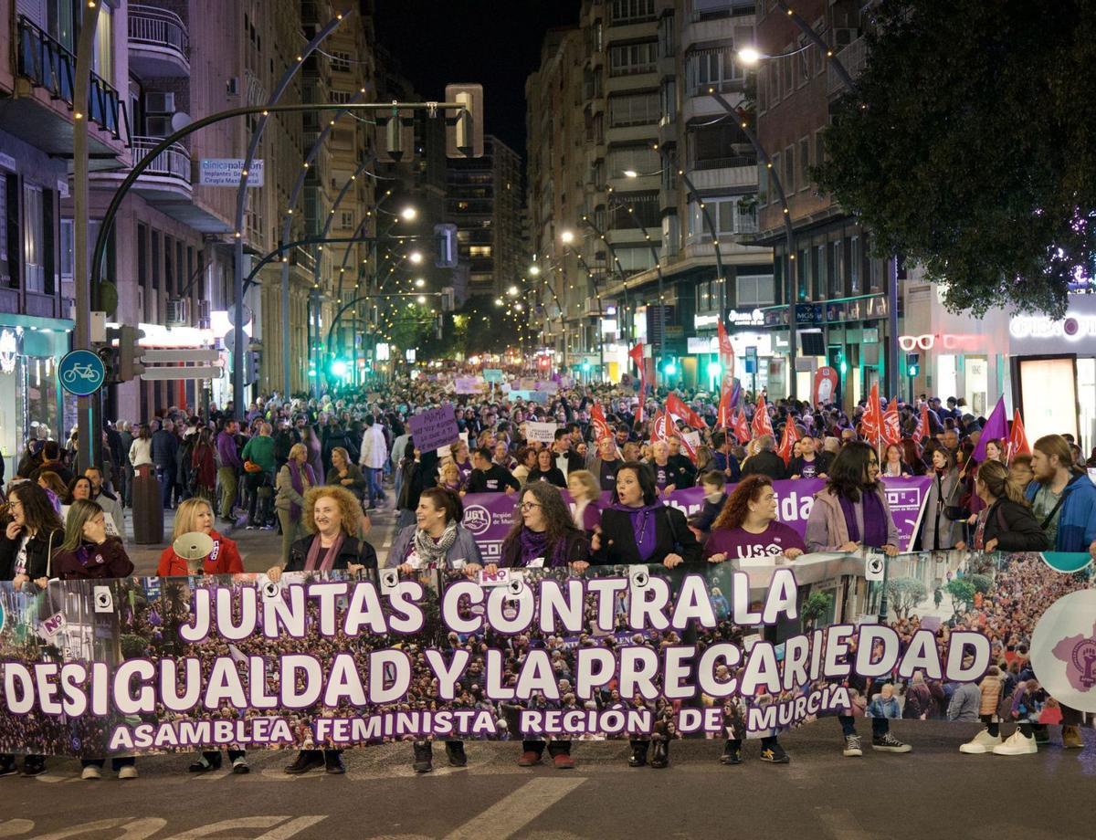 La manifestación del 8M
de Murcia, a su paso por
la Gran Vía.  juan carlos caval