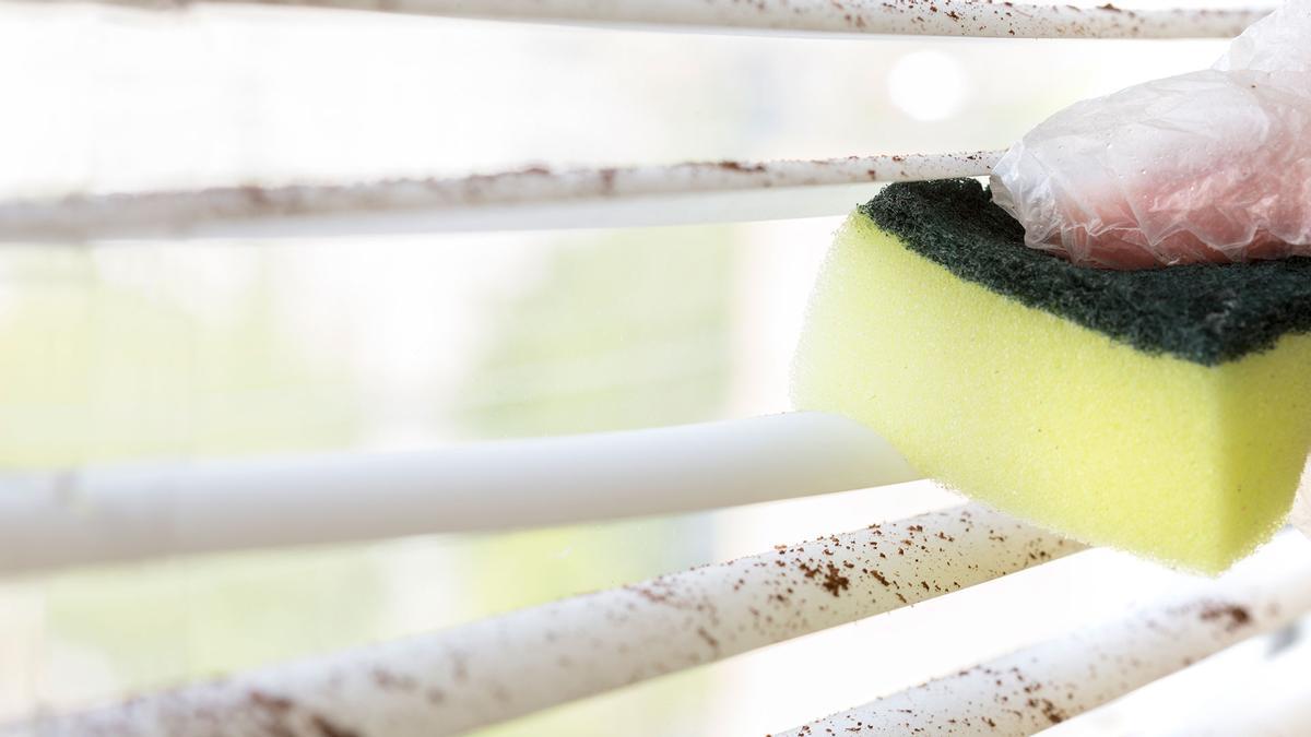 Aterriza en Aldi la escoba de mano que deja las persianas exteriores y las ventanas como recién instaladas (y a precio reducido)