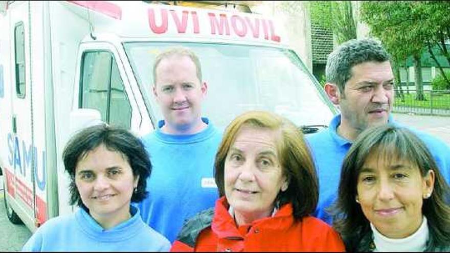 María José Villanueva, a la derecha, y su tía, Teresa Ordóñez, con el equipo de la UVI móvil que atendió a esta última: Ana Fente, primera por la izquierda, Glenn Desmon y Bros Cantero, detrás.