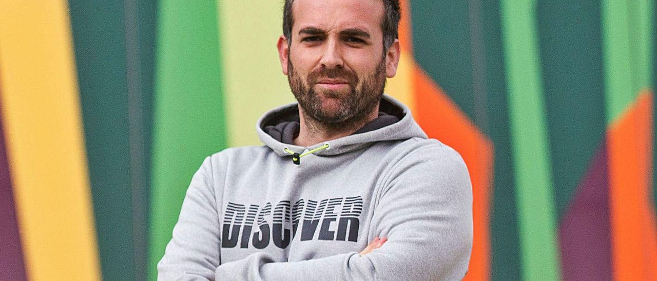 El divulgador científico Santi García Cremades, ayer en Alicante antes de realizar la entrevista.