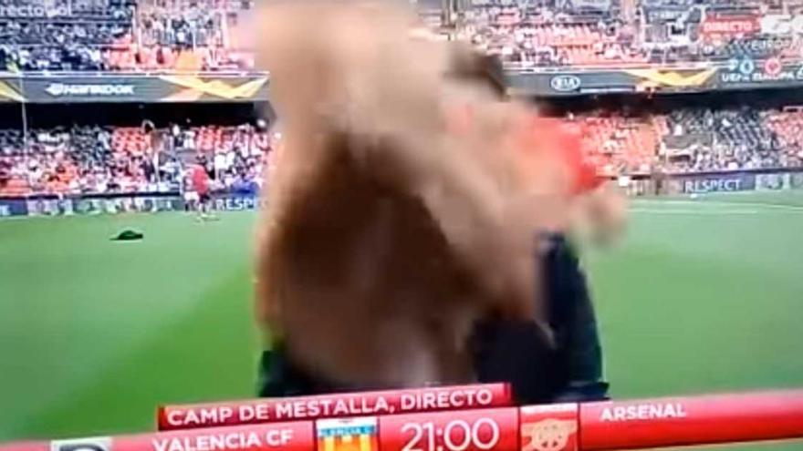 La respuesta de la periodista de Gol que recibió un aparatoso balonazo en el Valencia-Arsenal