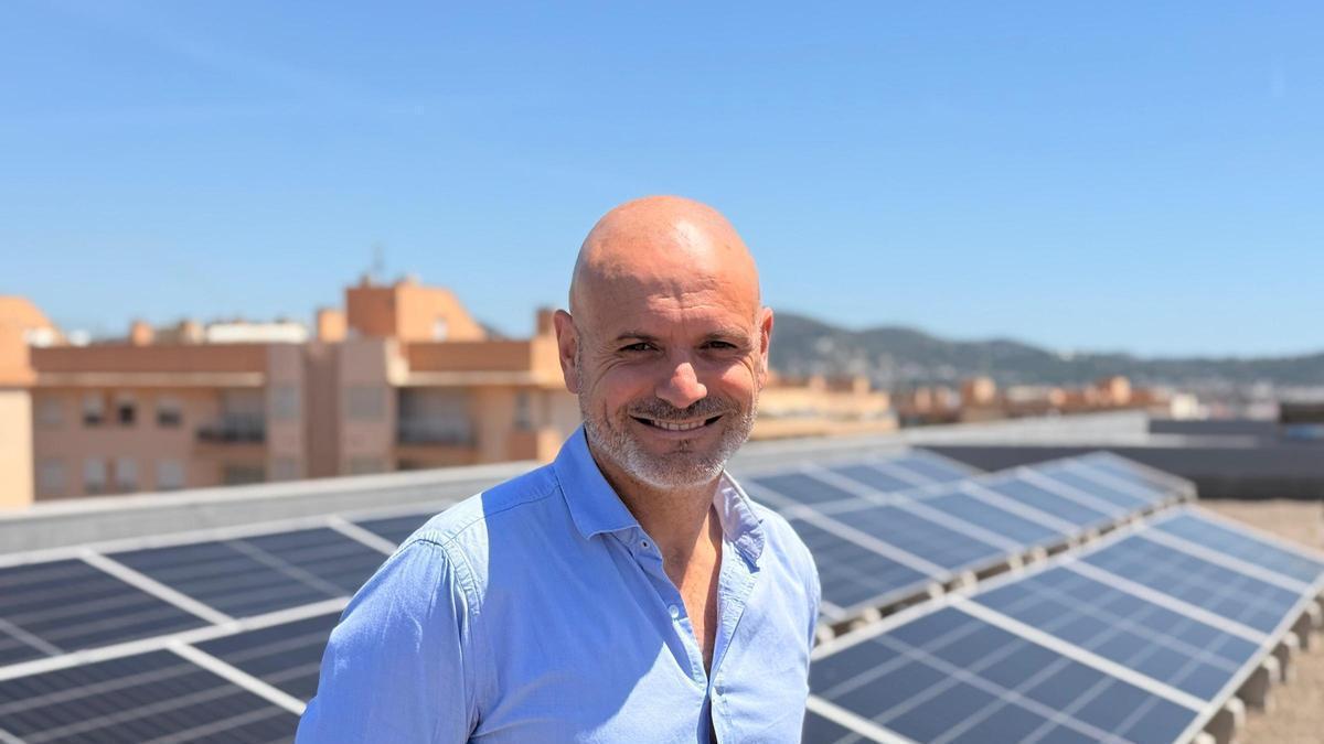 El concejal Jordi Grivé, ante las placas fotovoltaicas