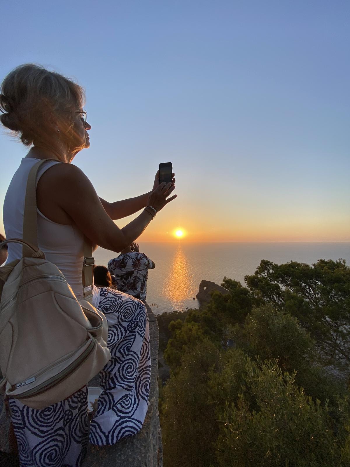 Sa Foradada: Eine Dame erklimmt die Mauer für das perfekte Foto