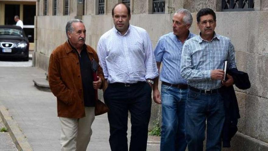 Representantes de la comunidad de montes de Salcedo llegan ayer a la sede de Defensa.  // Rafa Vázquez