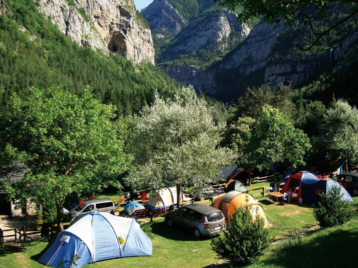 Varias tiendas de campaña en una zona de acampada