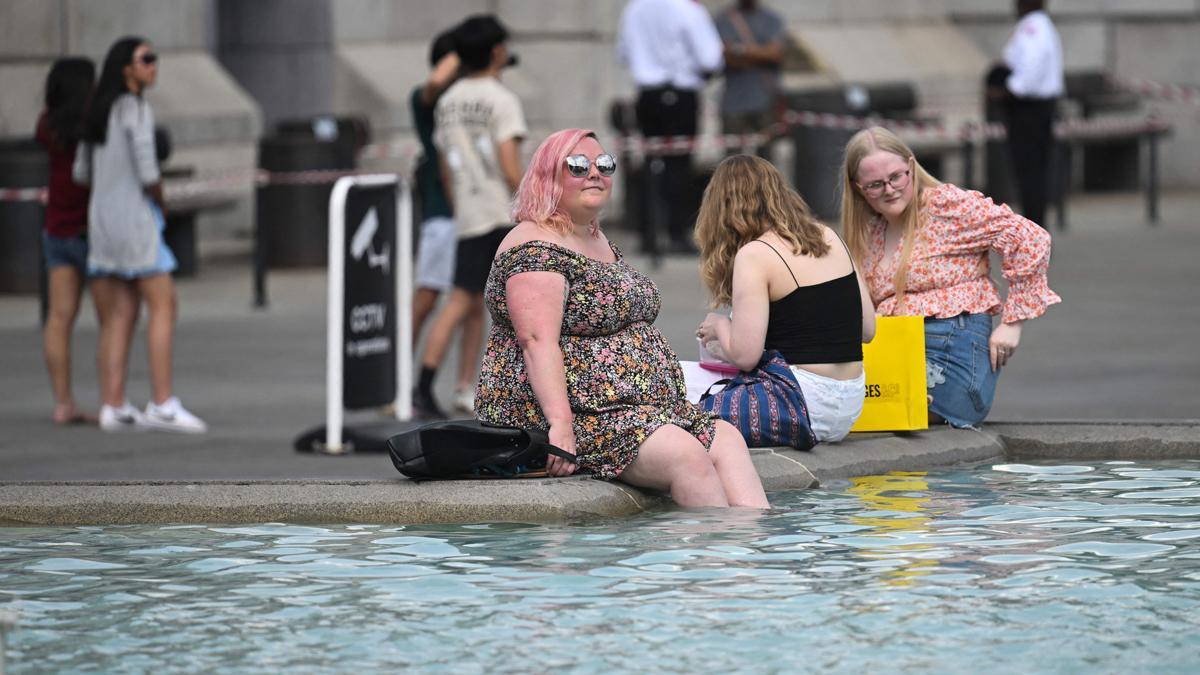Ciudadanos se refrescan en la fuente de Trafalgar Square, en Londres, ante las elevadas temperaturas en la ciudad
