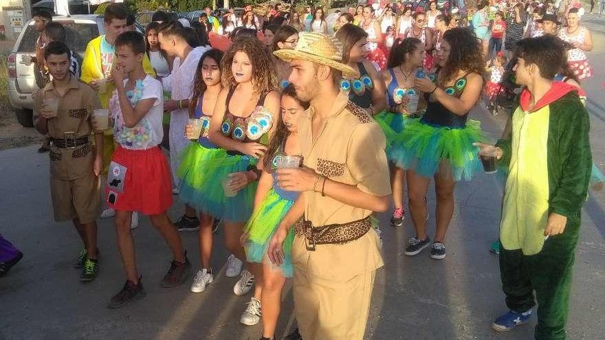 Vecinos de Morales disfrutan del desfile del carnaval de verano celebrado el pasado año en las fiestas.