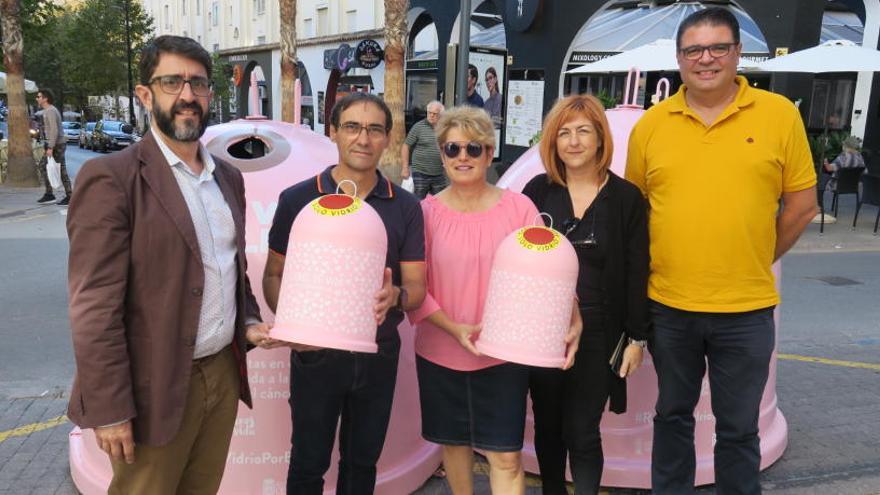 Los contenedores rosa de apoyo a la investigación del cáncer de mama llegan a Calp