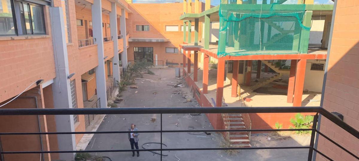 El patio del inmueble, con el simulador de riesgos de la construcción