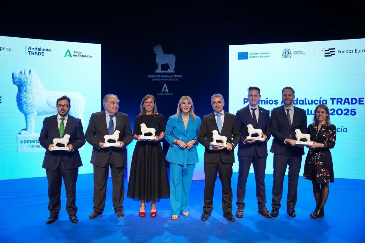 Foto de familia de los galardonados con el Premio Trade Andalucía 2025