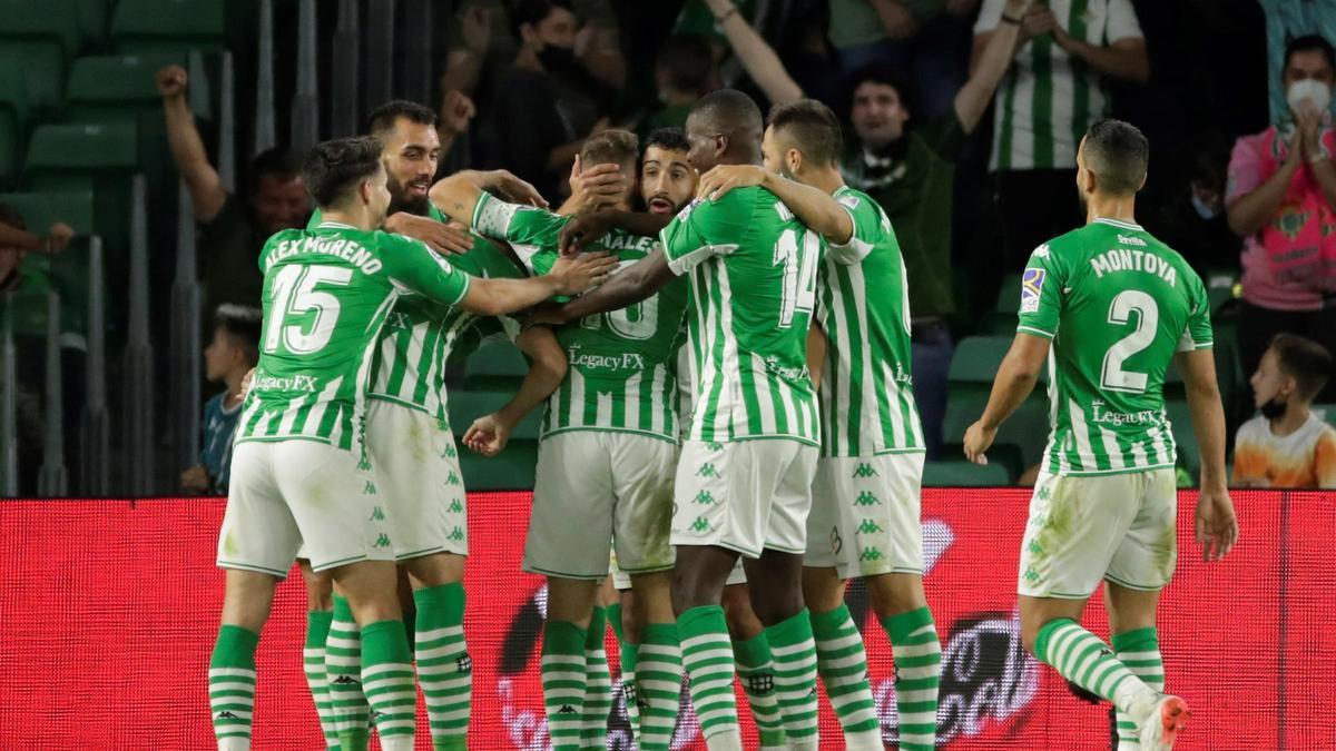 El Real Betis celebra uno de sus goles ante el Valencia.