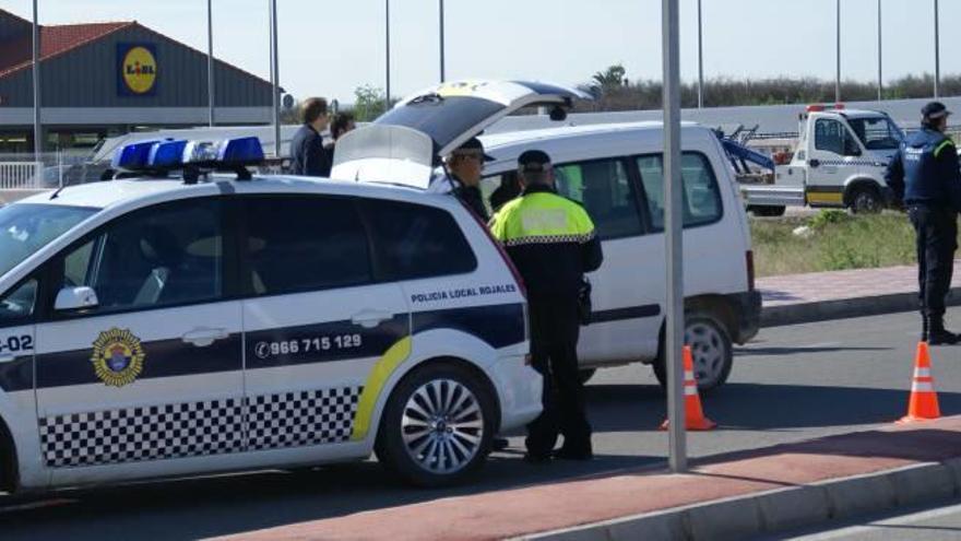 El juez imputa a un policía por acusar sin pruebas de delitos  a cuatro compañeros de Rojales