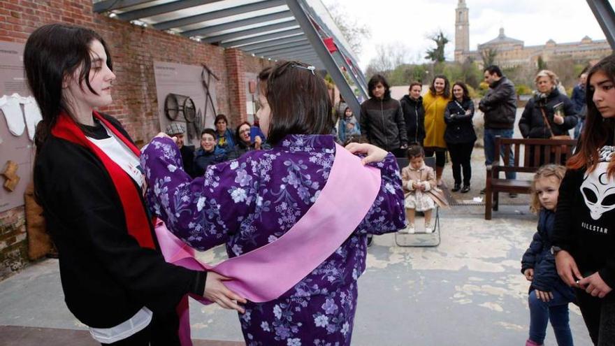 Dos participantes en la muestra de kimonos .