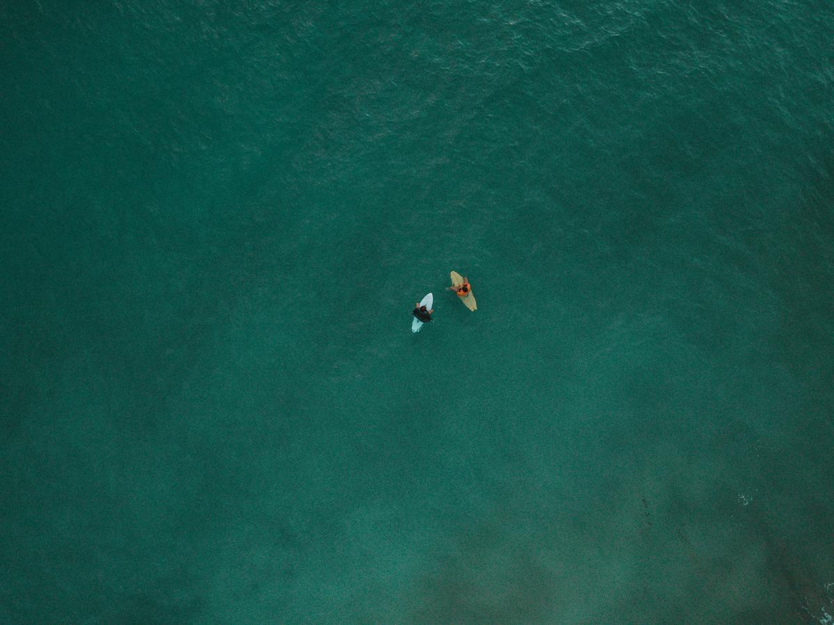 Los surfistas locales Nacho Sebastiá y Paolo Giorgi grabando el documental Surfer's Guide to Las Américas.