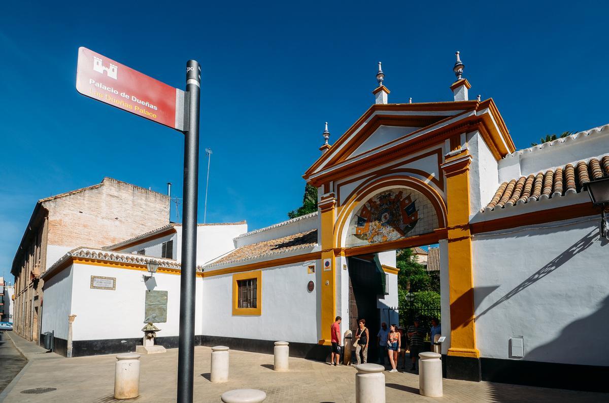 Exterior del Palacio de las Dueñas.