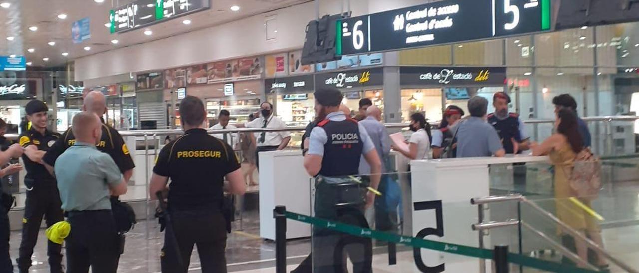 Viajeros afectados de Ouigo este martes a su llegada a la estación de Sants para coger el tren.