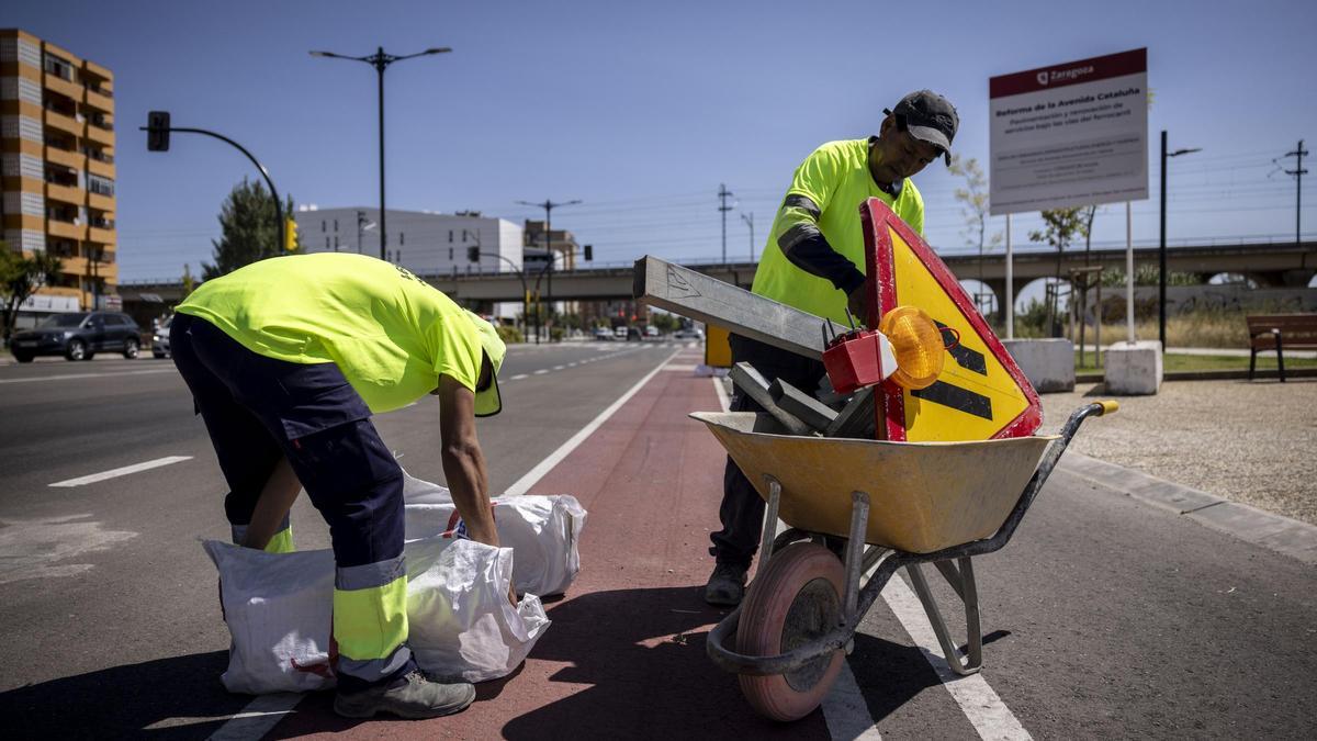 Varios trabajadores en las obras de reforma finalizadas este verano en la avenida de Cataluña de Zaragoza.