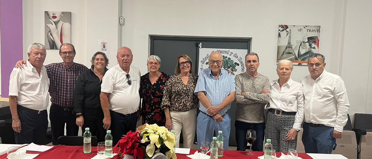 Algunos de los socios de la asociación de vecinos San Antonio de Telde, este sábado. durante el acto de los 98 años.