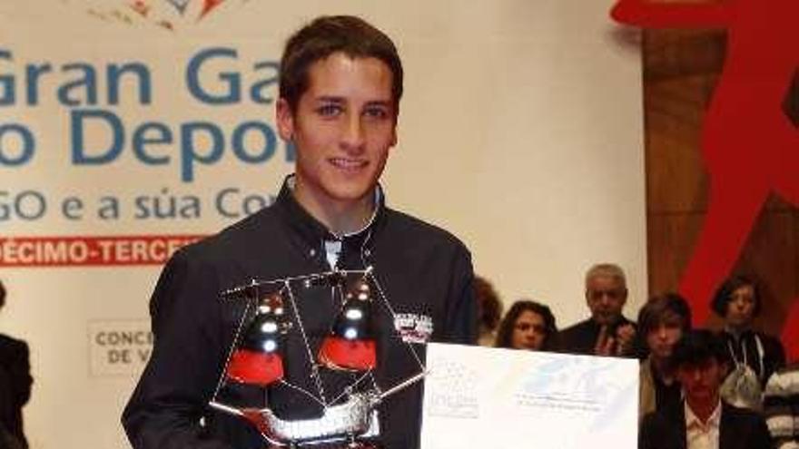 Gonzalo Basconcelo. A la dcha., Erea Alonso recibe de manos de Juan Díaz Arnau, director general de NCG, el premio a la mejor promesa femenina durante la gala del pasado año. // José Lores