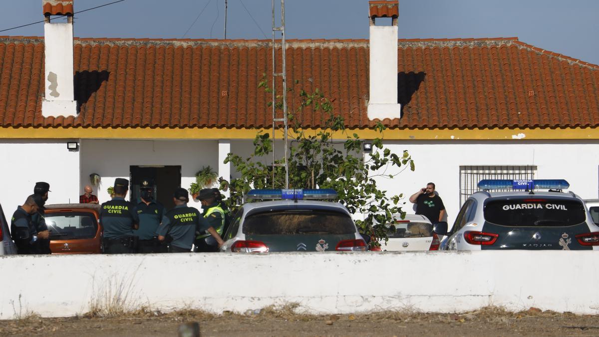 La Guardia Civil vigila la finca donde se han encerrado los sindicalistas del SAT.