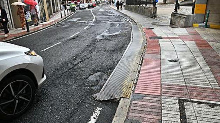 Rampa de acceso a un aparcamiento en la calle Panaderas.