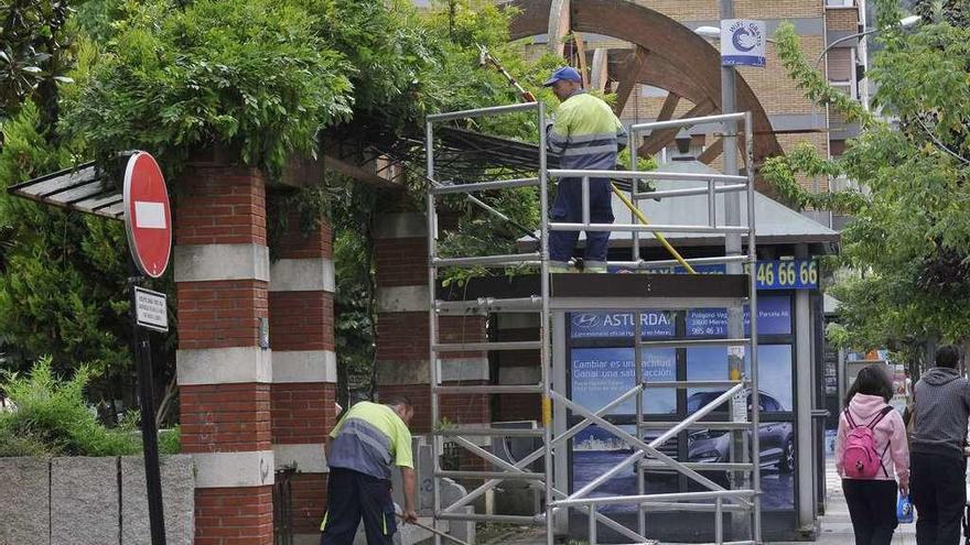 Trabajadores municipales, podando árboles en el parque Jovellanos.