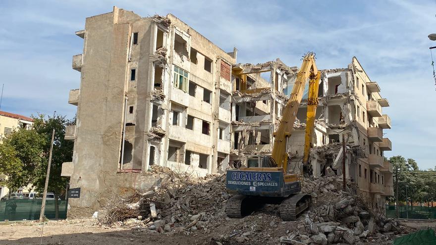 Derribo del edificio en ruinas en el barrio de Nou Alcolecha en Alicante