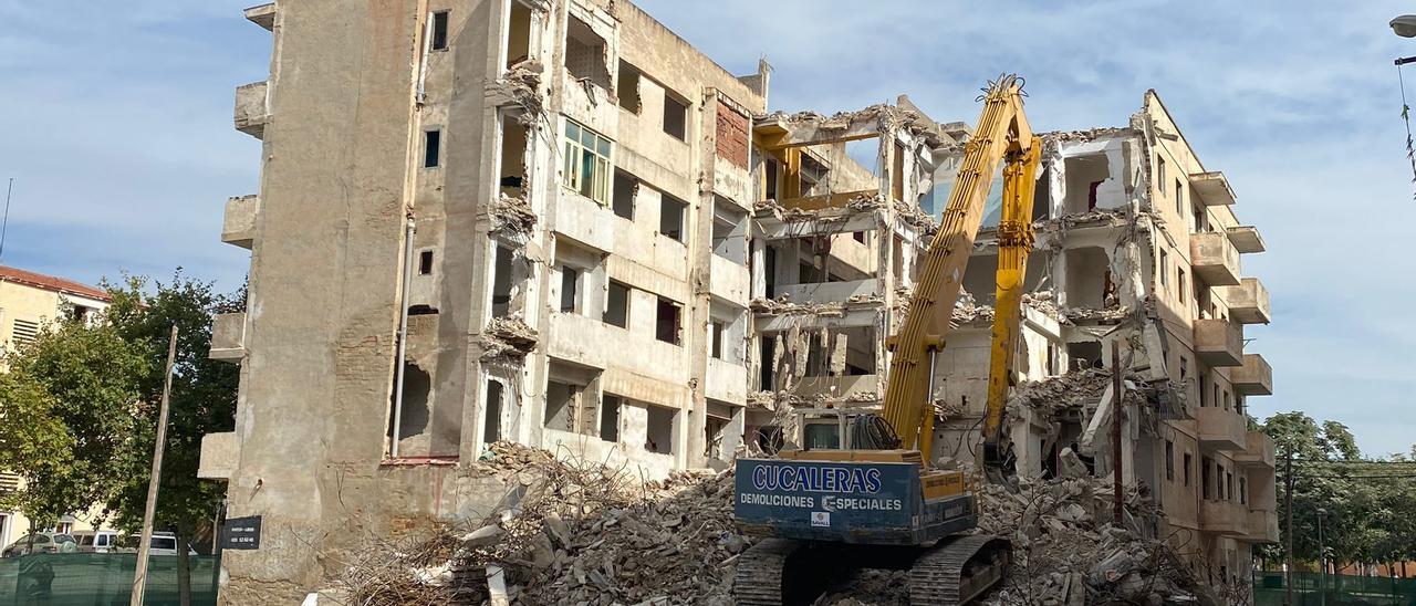 Derribo del edificio en ruinas en el barrio de Nou Alcolecha en Alicante