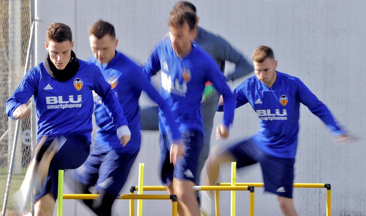 GRAFCVA2380. PATERNA (VALENCIA), 20/02/2019.- El delantero francés del Valencia, Kevin Gameiro (izqda), junto a varios de sus compañeros, este miércoles durante el entrenamiento previo al partido de dieciseisavos de final de la Liga Europa que el jueves les enfrentará en Mestalla a los escoceses del Celtic de Glasgow. EFE/Manuel Bruque