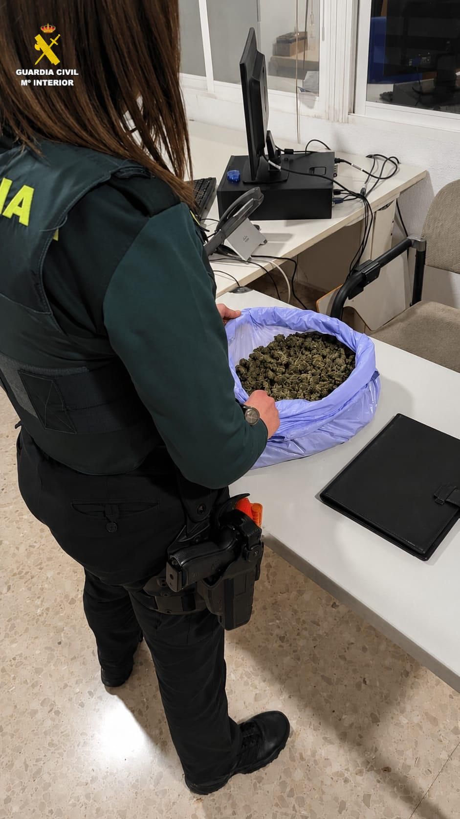 La Guardia Civil recuperó la bolso con los cogollos de marihuana.