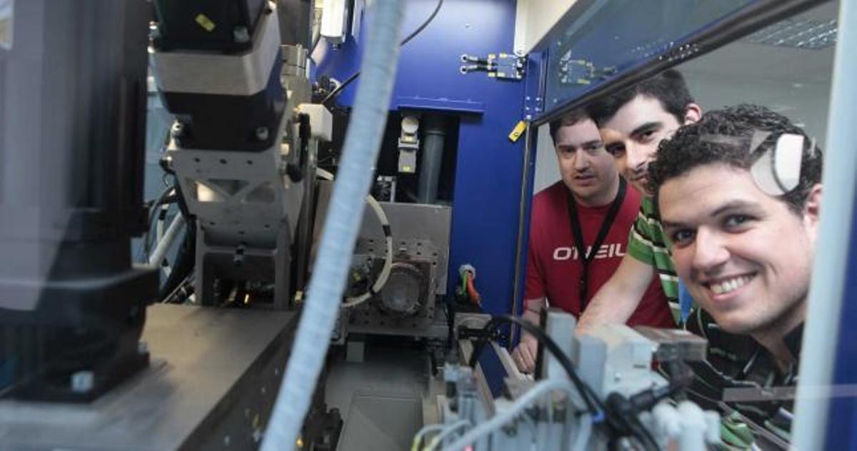 En primer término, Luis Ignacio Suárez Ríos, David Santos González y José Antonio Rodríguez Cortés, en el equipo de microinyección de la Fundación Prodintec.