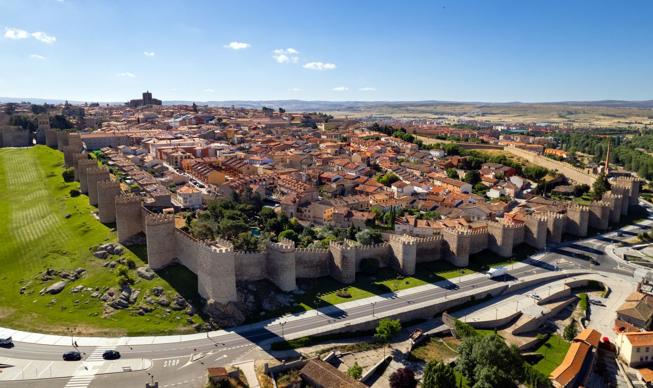 Vista aérea de los tejados y antiguas murallas del paisaje urbano de Ávila.
