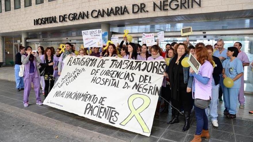 Concentración de trabajadores de Urgencias ayer en el Negrín.