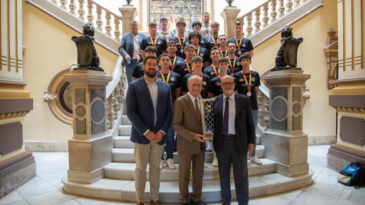 El Trops juvenil durante su visita al Ayuntamiento