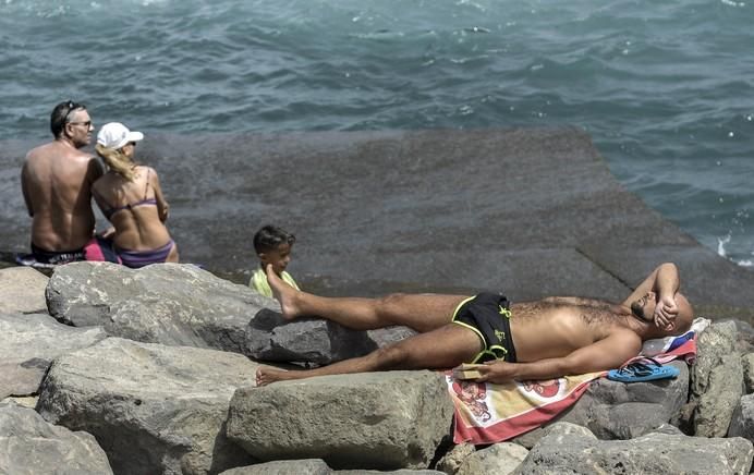 06/08/2017 LAS PALMAS DE GRAN CANARIA.  Calima , calor y un baño refrescante en las piscinas de  La Laja.  FOTO: J.PÉREZ CURBELO