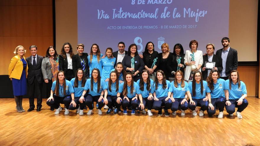 Foto de todas las premiadas junto a Violante Tomás, consejera de Familia e Igualdad de Oportunidades; las consejeras Noelia Arroyo y Adela Martínez-Cachá; Alicia Barquero, directora general de Mujer, y Antonio Sánchez-Solís, Delegado del Gobierno.