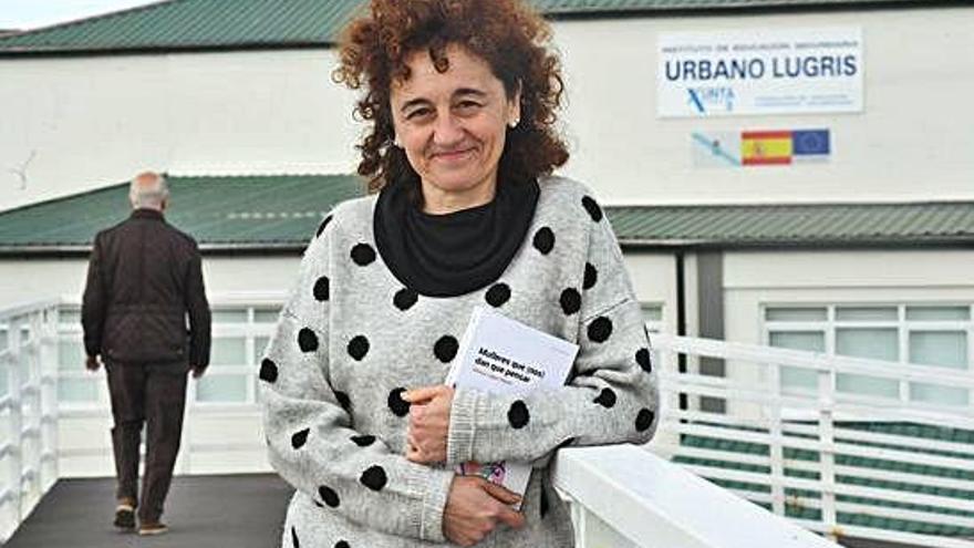 A escritora e docente África López, co seu libro fronte ao colexio no que ensina.