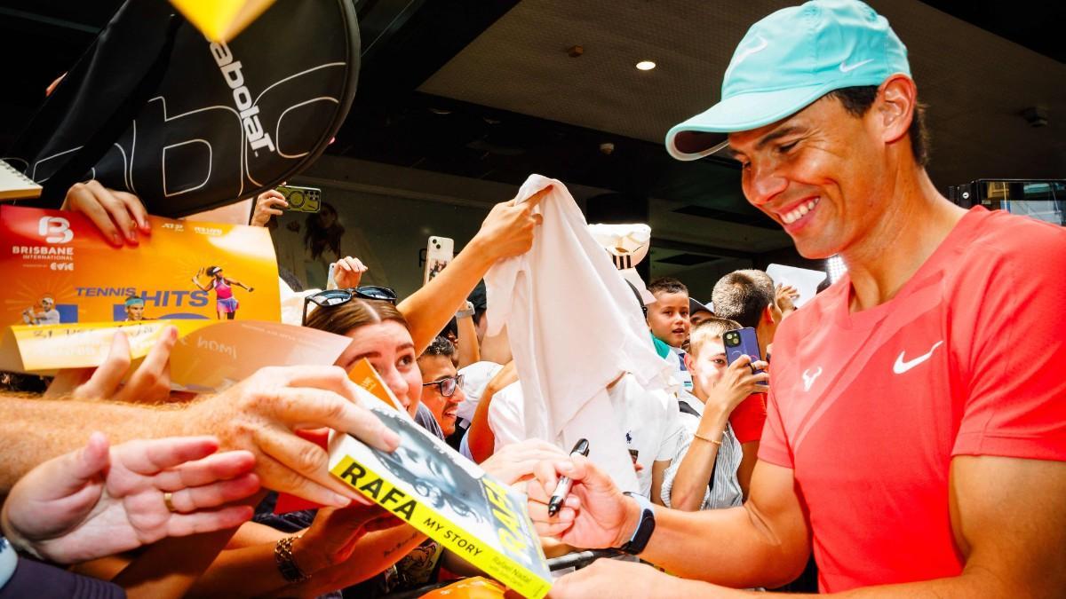 Nadal, sonriente con los aficionados en Brisbane