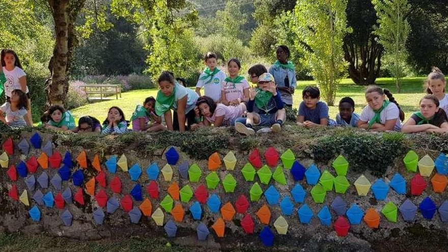 Niños transforman un muro junto al Aula da Natureza