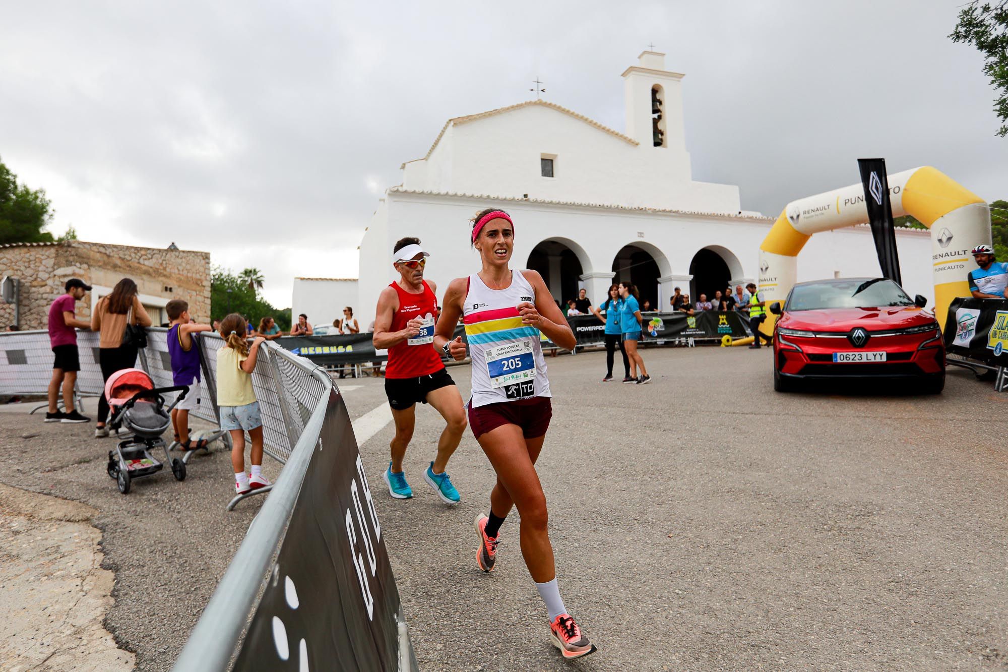 Búscate en la galería de imágenes de la Cursa 10K Pla de Sant Mateu