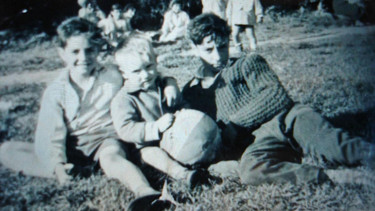 Emilio, en el centro de la imagen, durante su infancia en el barrio de A Silva.