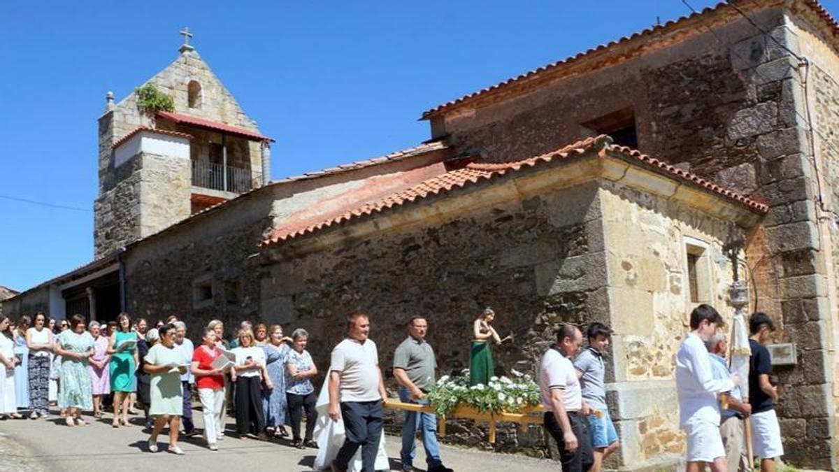 Vecinos participan en la tradicional procesión en una edición festiva anterior.