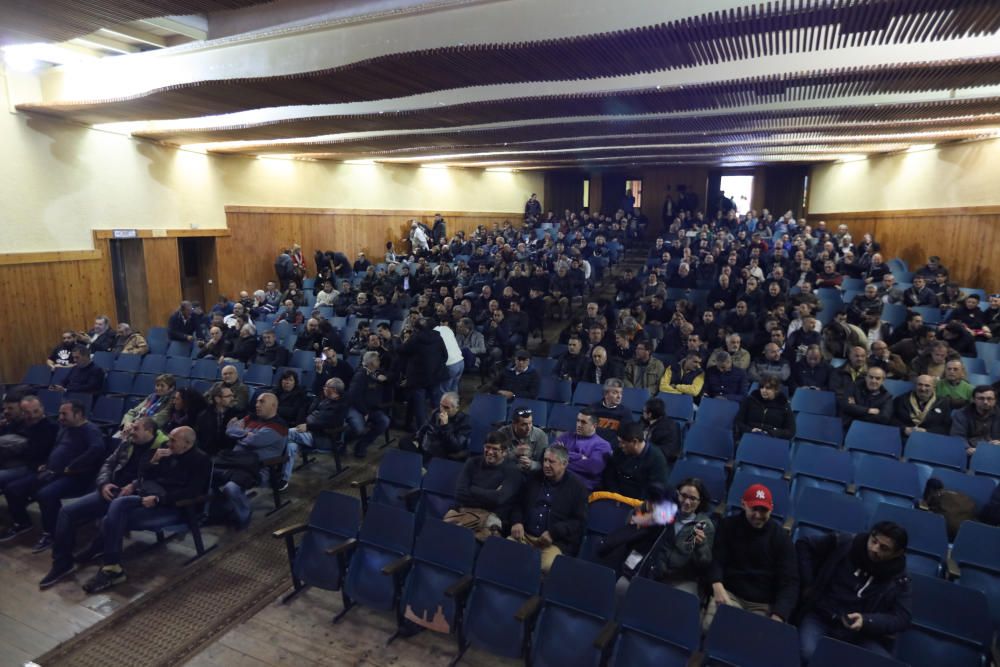 Asamblea multitudinaria de taxistas para plantar cara a Uber