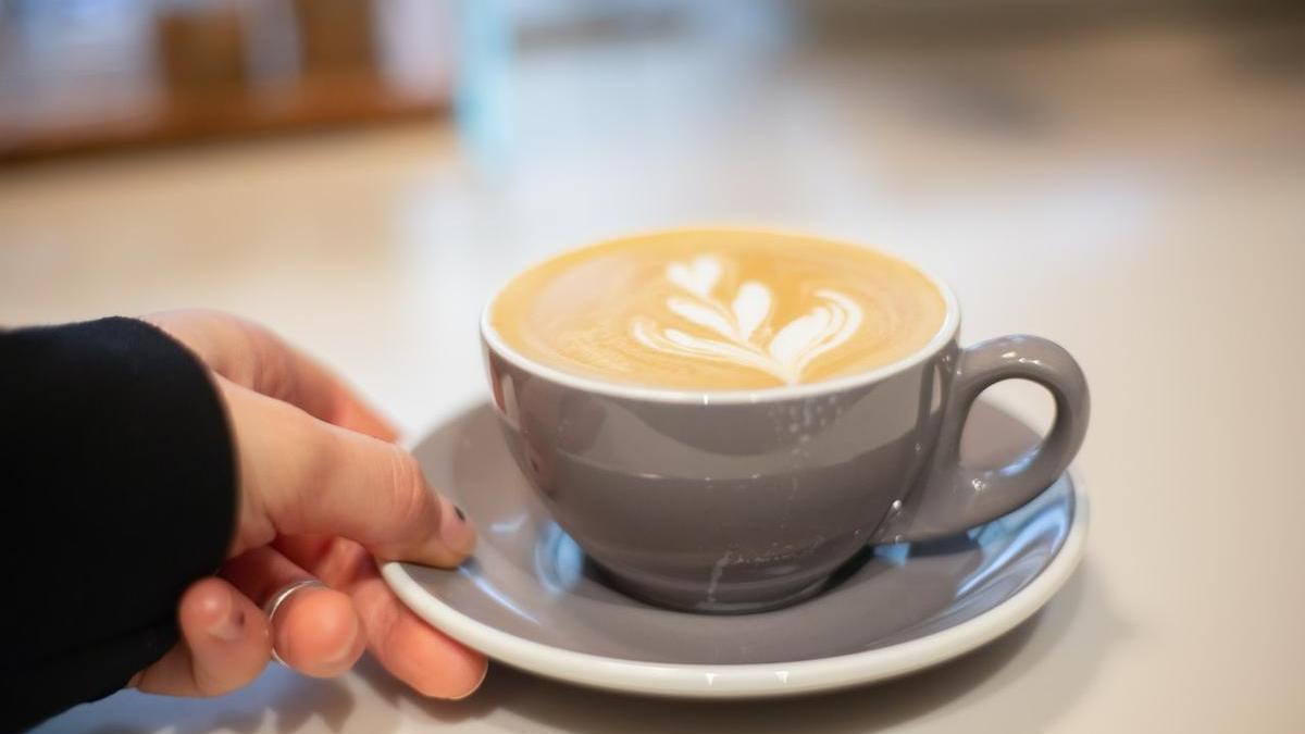 Un café servido en una cafetería en una imagen de archivo