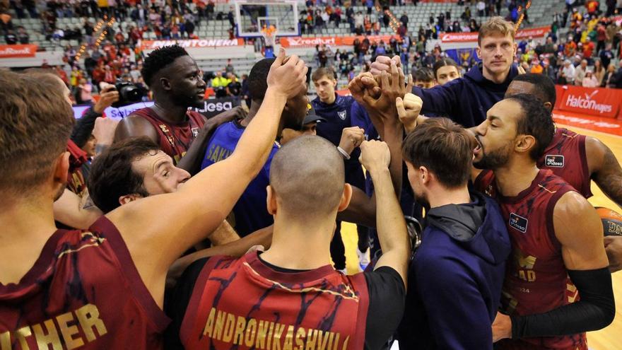 Piña de los jugadores del UCAM para celebrar un triunfo en el Palacio. | PRENSA UCAM